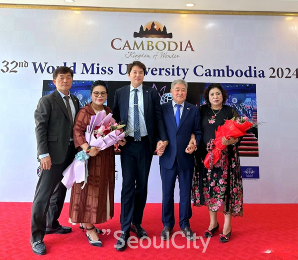황주명 JD 글로벌 회장, 이이섭 총괄이사 와 김진욱 월드미스유니버시티캄보디아조직위원회장이 기념념촬영을 하고 있다.[사진=JD 글로벌]