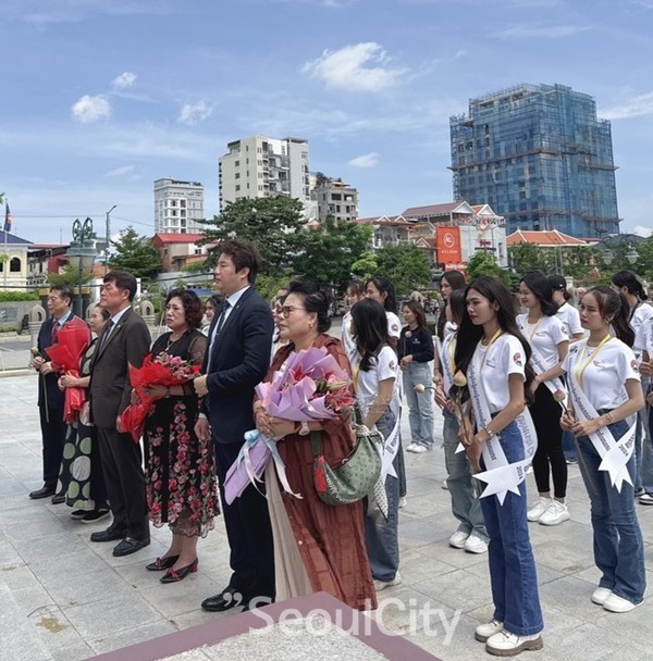 지난 10월24일 황주명 JD 글로벌 회장과 이이섭 총괄이사, 2024 월드미스유니버시티 캄보디아 대회 참가들이 독립탑에 헌화 하고 있다. [사진=JD 글로벌]