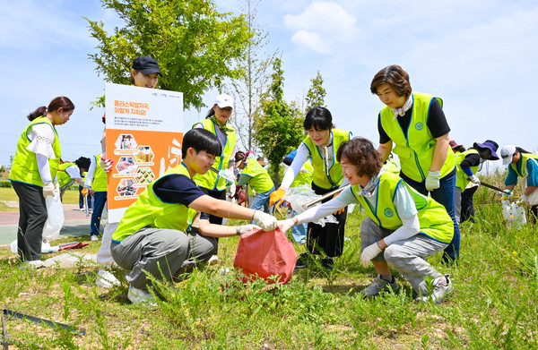 경북 영천시 영천강변 일대에서 열린 '플라스틱발자국 지우기' 캠페인에 400여 명이 참여해 하천에 떠밀려온 비닐봉지, 플라스틱병 등 각종 쓰레기를 수거했다. (사진제공=하나님의교회)