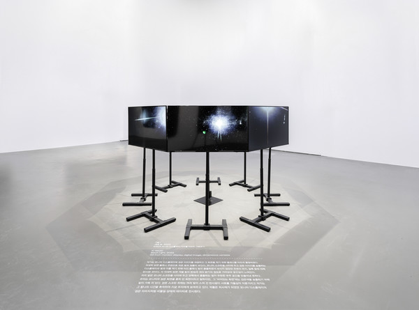 기슬기, 〈Black Light〉, 2022/2024재제작, 46-inch monitor, digital Image, demension variable (출처=서울디자인재단)