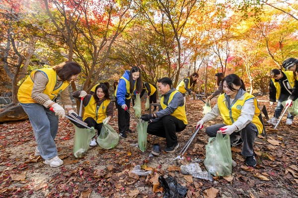 하나님의 교회 신자들과 이들의 가족, 이웃 500여 명이 13일 동두천시 소요산에서 ‘희망의 숲’ 캠페인을 진행해 쓰레기와 낙엽 등을 수거했다. (사진제공=하나님의교회)