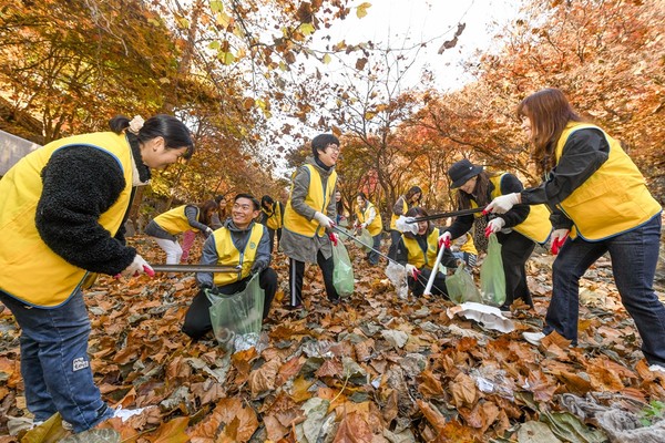 하나님의 교회 신자들과 이들의 가족, 이웃 500여 명이 13일 동두천시 소요산에서 ‘희망의 숲’ 캠페인을 진행해 쓰레기와 낙엽 등을 수거했다. (사진제공=하나님의교회)