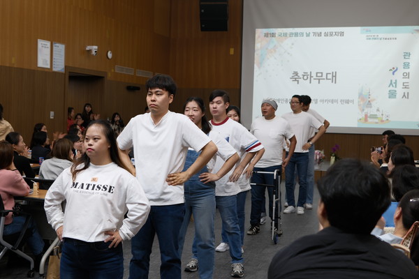 제1회 국제관용의날 기념 심포지엄에서 성동장애인모델아카데미의 모델들이 포즈를 취하고 있다. (출처=서울시 글로벌도시정책관)