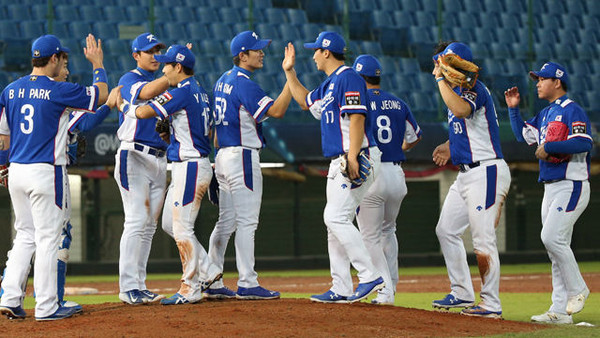 도미니카공화국을 상대로 10대1 대승을 거둔 대한민국 야구 국가대표팀 (사진=프리미어 12)