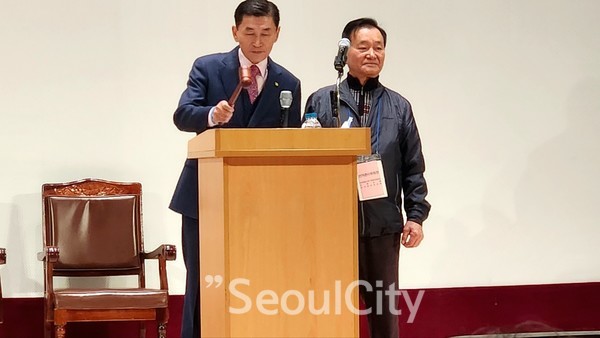 17일 오후2시 안산올림픽기념관 공연장에서 이삼범 안산고잔연립2구역재건축조합장이 현대엔지니어링 시공사 승인건 확정후 의결 선포하고 있다.[사진=서울시티]