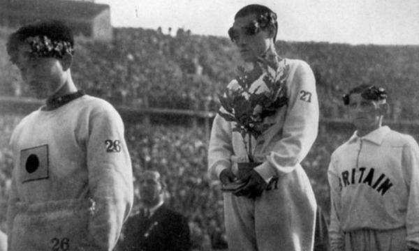 1936년 베를린 올림픽 마라톤 시상식 모습. 금메달을 딴 손기정 선수(가운데)와 동메달 수상자인 남승룡 선수(왼쪽), 은메달리스트 에른스트 하퍼 영국 선수(오른쪽) (사진=유튜브 캡처)