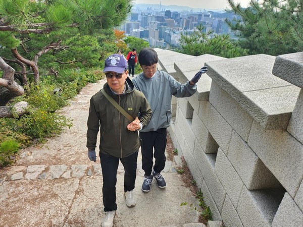 한양도성 순성 완주를 위해 등반중인 참가자 (출처=서울시 문화본부)