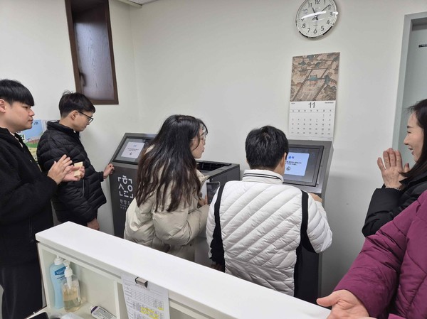 이용인들이 신청한 한양도성 완주인증서를 승인 받고 출력하는 모습 (출처=서울시 문화본부)