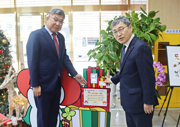교육청사 1층 로비에 설치된 기부 키오스크에 간편 기부를 실천하고 있는 서울시교육청 정근식 교육감(왼쪽)과 서울 사랑의열매 김재록 회장(오른쪽)가 기념 촬영하고 있다.=사진