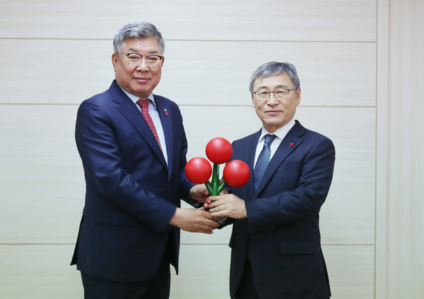 서울시교육청 정근식 교육감(왼쪽)이 서울 사랑의열매 김재록 회장(오른쪽)에게 사랑의열매를 전달 받고 있다.=사진