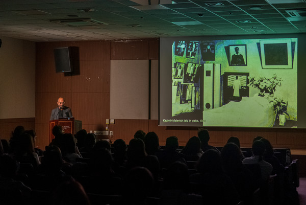 제13회 서울미디어시티비엔날레 사전프로그램(프리비엔날레) II 《강령을 위한 노트》 전경, 2024년 11월 30일. 서울시립미술관 세마홀. 사진: 슈가솔트페퍼. (출처=서울시립미술관)