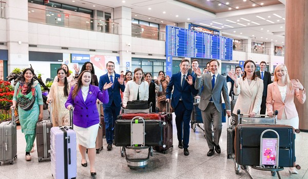 81차 해외성도방문단으로 방한한 세계 각국 하나님의 교회 신자들이 밝은 표정으로 인천국제공항을 통해 입국하고 있다. (사진제공=하나님의교회)