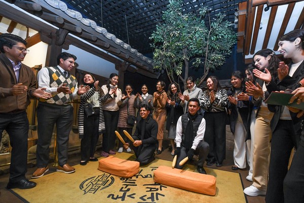 81차 방문단이 서울 롯데월드 민속박물관을 찾아 한국의 역사와 문화를 생생하게 경험했다. 사진은 페루, 멕시코, 인도 등지에서 온 외국인들이 다듬이질 체험을 하는 모습. (사진제공=하나님의교회)