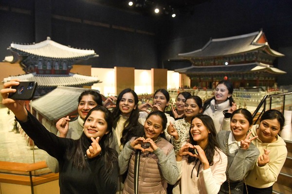 조선시대 법궁인 경복궁을 재현한 모형 앞에서 81차 방문단이 추억을 남기고 있다. (사진제공=하나님의교회)