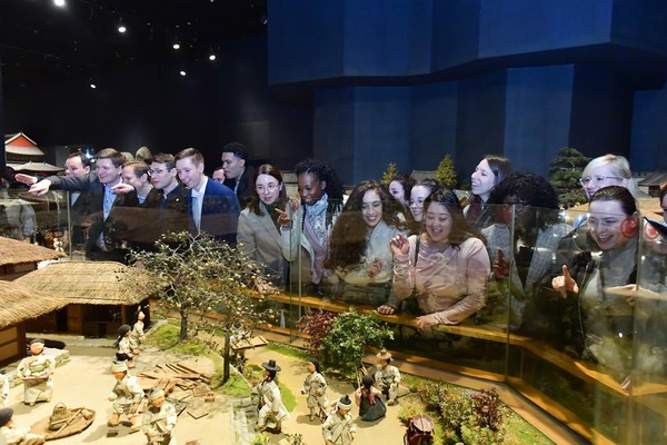 유럽, 아프리카권 외국인들이 롯데월드 민속박물관에서 전통 가옥과 생활 모습을 생생하게 표현한 모형을 흥미롭게 관람하고 있다. (사진제공=하나님의교회)