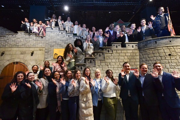 롯데월드 민속박물관에서 수원화성 모형을 배경으로 기념촬영을 하는 외국인들. (사진제공=하나님의교회)