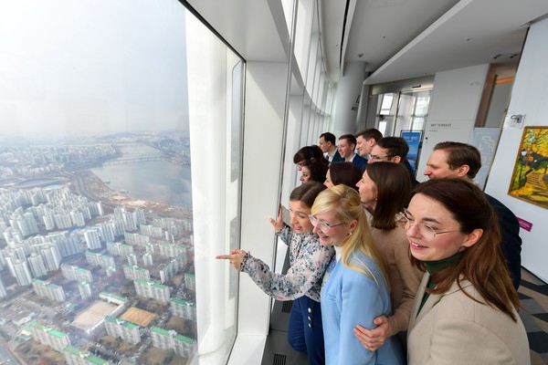 롯데월드타워 서울스카이 전망대에 올라 서울 시내의 파노라마뷰를 감상하며 즐거운 시간을 보낸 81차 해외성도방문단. (사진제공=하나님의교회)