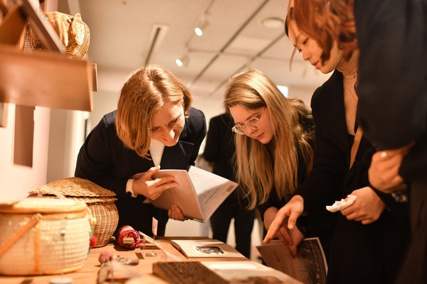 '우리 어머니' 글과 사진전을 찾아 전시품을 유심히 살피는 하나님의 교회 81차 해외성도방문단. (사진제공=하나님의교회)