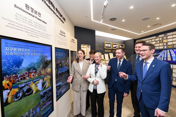 각국에서 방한한 81차 해외성도방문단이 하나님의 교회 역사관을 찾아 전 세계에서 펼치는 사회공헌활동을 살피며 담소를 나누고 있다. (사진제공=하나님의교회)
