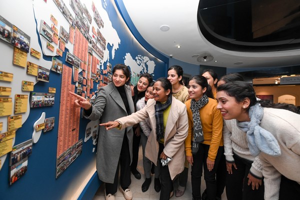 하나님의 교회 역사관을 찾은 81차 방문단이 세계 각국에 설립된 교회 현황판에서 자국에 설립된 교회들을 둘러보고 있다.