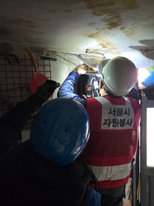 노후화된 전기설비를 점검하는 모습 (출처=서울시자원봉사센터)