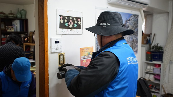 노후화된 전기설비를 점검하는 모습 (출처=서울시자원봉사센터)