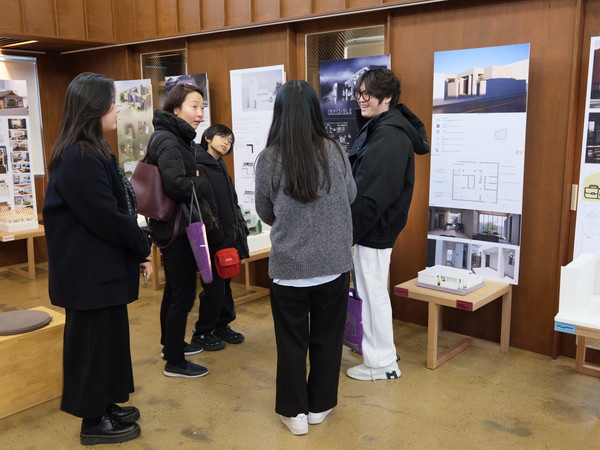 전시회 관람중인 방문객들 (출처=서울시 주택실)