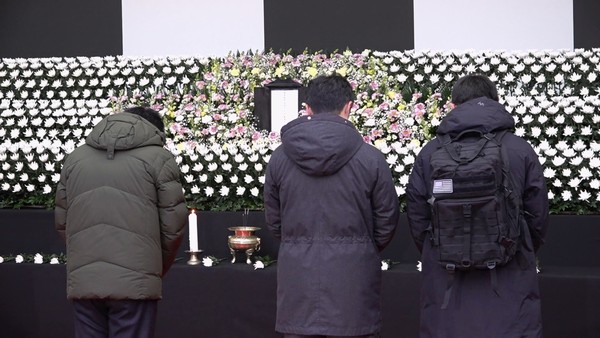 지난달 31일, 서울시청 앞 ‘제주항공 여객기 사고 희생자 합동분향소’를 찾아 조문중인 시민들. (출처=서울시)