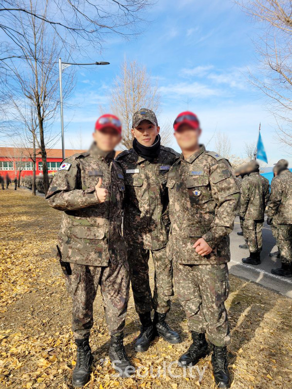배우 유인수… 조인성, 이도현 후배됐다! 공군 훈련소 수료 완료 훈련 기념 사진 / 제공 - 매니지먼트구
