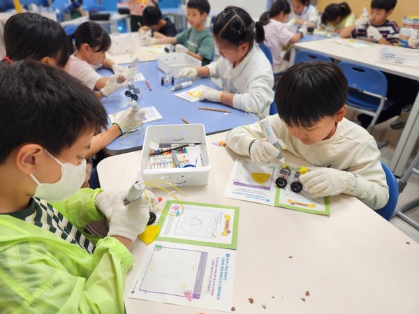 겨울방학 교육사진 '맨홀탐사로봇을 부탁해' (출처=중랑물재생센터)