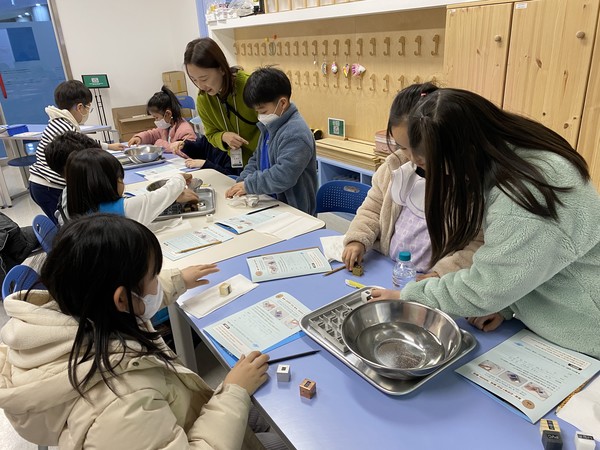 겨울방학 교육사진 '경복궁 화장실의 비밀' (출처=중랑물재생센터)
