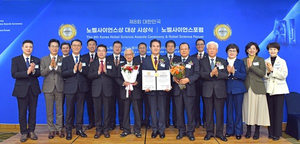하나님의 교회가 제8회 대한민국 노벨사이언스상 대상 시상식에서 세계평화봉사대상을 수상했다. (사진제공=하나님의교회)