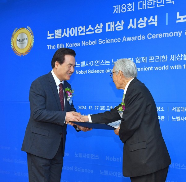 하나님의 교회 총회장 김주철 목사(왼쪽)가 조완규 한국노벨사이언스위원회 명예고문(前 서울대 총장)으로부터 교회를 대표해 세계평화봉사대상을 받으며 악수를 하고 있다. (사진제공=하나님의교회)