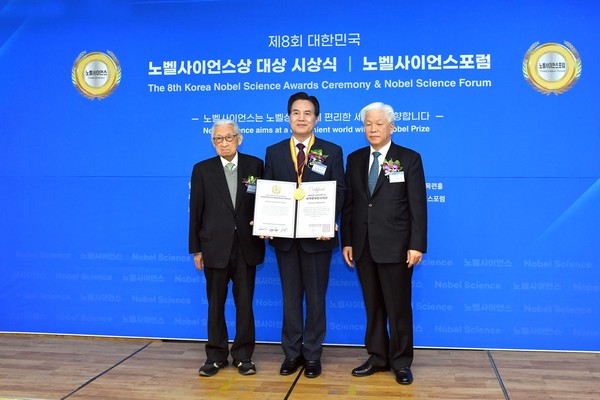 하나님의 교회가 지속가능한 평화 확산에 기여한 공로로 지난달 27일 노벨사이언스상 세계평화봉사대상을 받았다. 왼쪽부터 조완규 한국노벨사이언스위원회 명예고문(前 서울대 총장), 하나님의 교회 총회장 김주철 목사, 이도수 노벨사이언스 회장. (사진제공=하나님의교회)