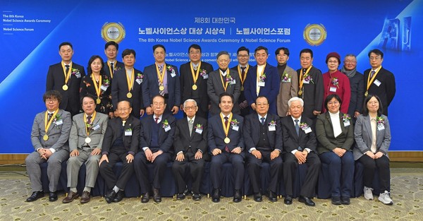 대한민국 노벨사이언스상 대상 시상식에서 하나님의 교회 총회장 김주철 목사(앞줄 왼쪽에서 여섯째)와 함께 수상자들이 함께 기념촬영을 하는 모습. (사진제공=하나님의교회)