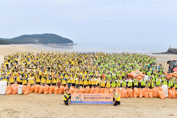 충남 보령 원산도해수욕장에서 열린 '플라스틱발자국 지우기' 캠페인에 대전‧세종‧충청권에서 760여 명이 참여했다. (사진제공=하나님의교회)