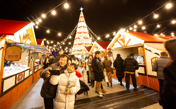광화문마켓을 즐기는 시민들 (출처=서울시 문화본부)