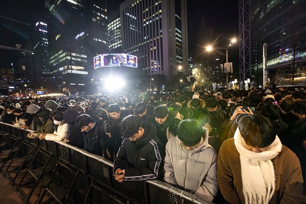 타종행사 시작 전 애도와 묵념의 시간을 갖는 시민들 (출처=서울시 문화본부)