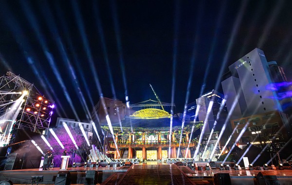 2024 제야의종 타종순간 떠오른 지름 30m 규모의 ‘자정의 태양’ (출처=서울시 문화본부)