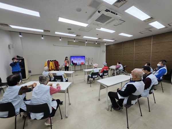 돌봄 어르신 교육 운영 사진 (출처=한성백제박물관)
