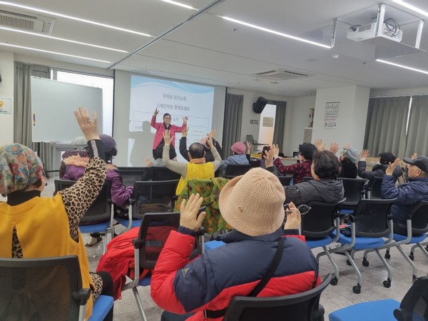 어르신 대상 문화다양성 교육 현장사진(2024년) (출처=서울시 글로벌도시정책관)