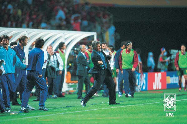 거스 히딩크 감독의 어퍼컷 세리머니. (사진출처=대한축구협회)