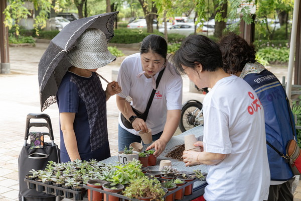 양천구자원봉사센터 이웃 화합 봉사단은 지역 공동체 의식을 회복하기 위해 주민이 직접 주민과 함께하는 봉사활동인 반려식물 나눔 봉사활동을 운영하였다. (출처=서울시자원봉사센터)