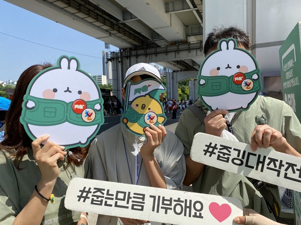 베이비본죽과 함께 진행한 줍깅 대작전 활동 사진으로, 반포한강공원 뚜벅뚜벅 축제 현장에서 일반시민을 대상으로 줍깅을 진행하였다. (출처=서울시자원봉사센터)
