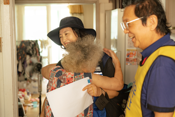 영화배우협회 봉사자들이 아파트 단지 내 취약계층을 대상으로 여름나기 키트 및 보양식을 제공하는 봉사활동을 진행하였다. (출처=서울시자원봉사센터)