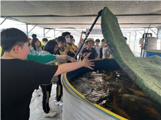 비단잉어 먹이주기 체험 (출처=서울시 농업기술센터)
