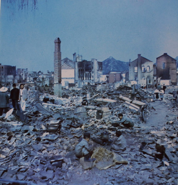 서울수복 후 파괴된 집을 보는 시민들과 쓸만한 물건을 찾는 아이들 (출처=서울역사편찬원)