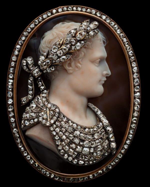 나폴레옹 1세가 바사노 공작에게 선물한 브로치(Brooch offered by Napoleon I to the Duke of Bassano). Silver, Gold, Agate, Diamond. Cameo Italy (by Nicola Morelli). 19세기 초.  ⓒ Albion Art Co., LTD (출처=롯데뮤지엄)