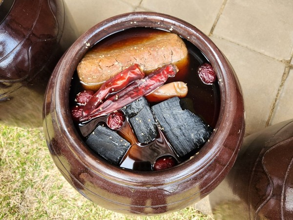 전통 장 담기 (출처=농업기술센터)