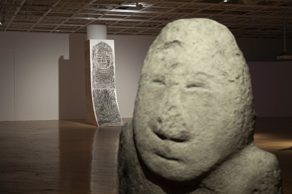 《이끼바위쿠르르 거꾸로 사는 돌》 전시 전경. 사진 남서원. 2024. (출처=아트선재센터)